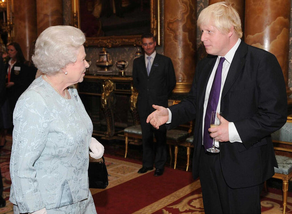 Regina Elisabeta, trădată în cel mai crunt mod de Boris Johnson