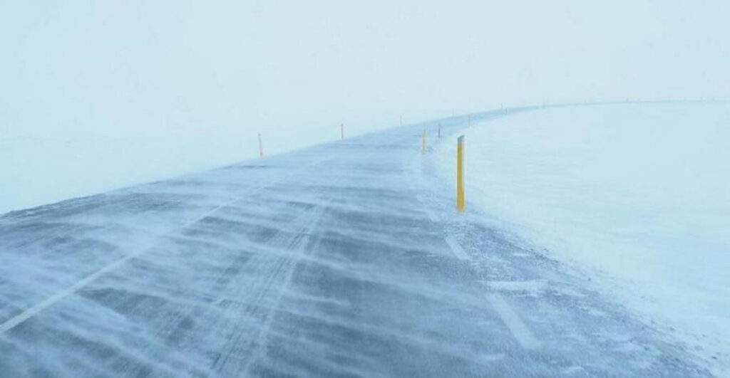 Lapoviţă şi ninsoare pe Transalpina. Meteorologii au emis și un Cod portocaliu de vânt pentru mai multe județe. Vremea face ravagii în țară
