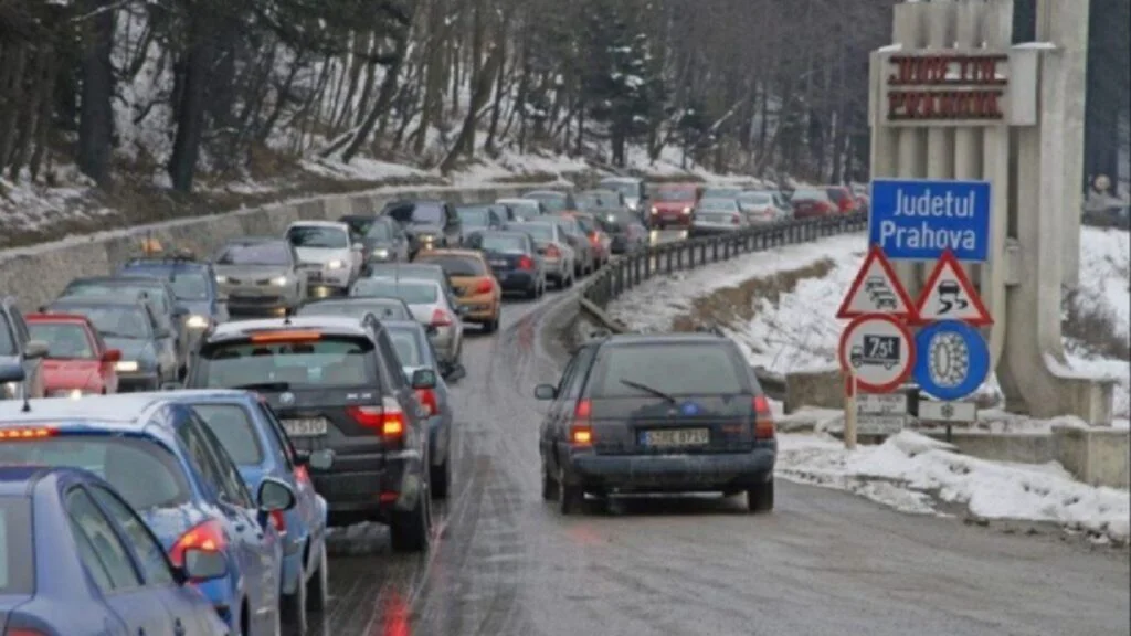 A început aglomerația pe Valea Prahovei. Cum pot șoferii să evite traficul intens