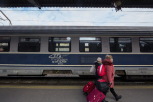 Scandal în trenul București la Viena. WC-urile, mărul discordiei între călători și șeful de tren