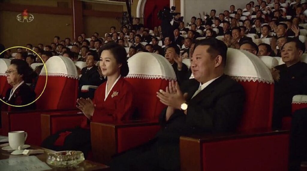 Soţia lui Kim Jong Un, primită în urale și ropote aplauze! Imaginile cu Ri Sol Ju sunt fabuloase. VIDEO