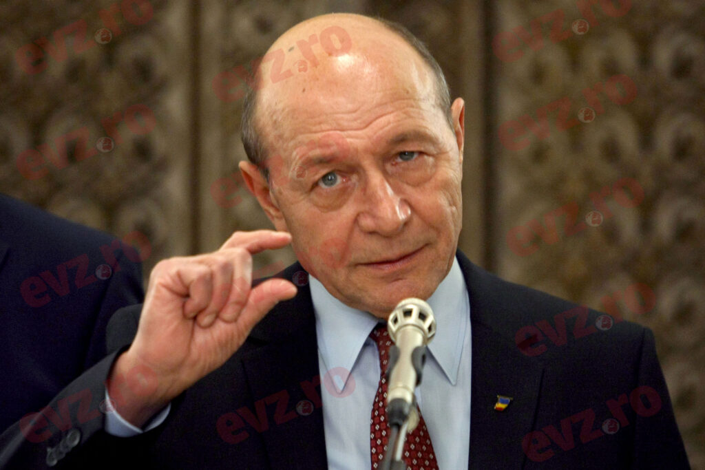 Traian Băsescu le răspunde celor care îl acuză că nu a eliberat vila de protocol în 60 de zile: Nişte pigmei. Am vreo 50 de cutii cu cărţi. Să le ia în spate şi să mă ajute să mă mut