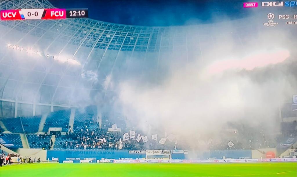 Arde Bania! Derby-ul CSU - FCU Craiova, întrerupt aproape 15 minute. Jucătorii, trimişi la vestiare