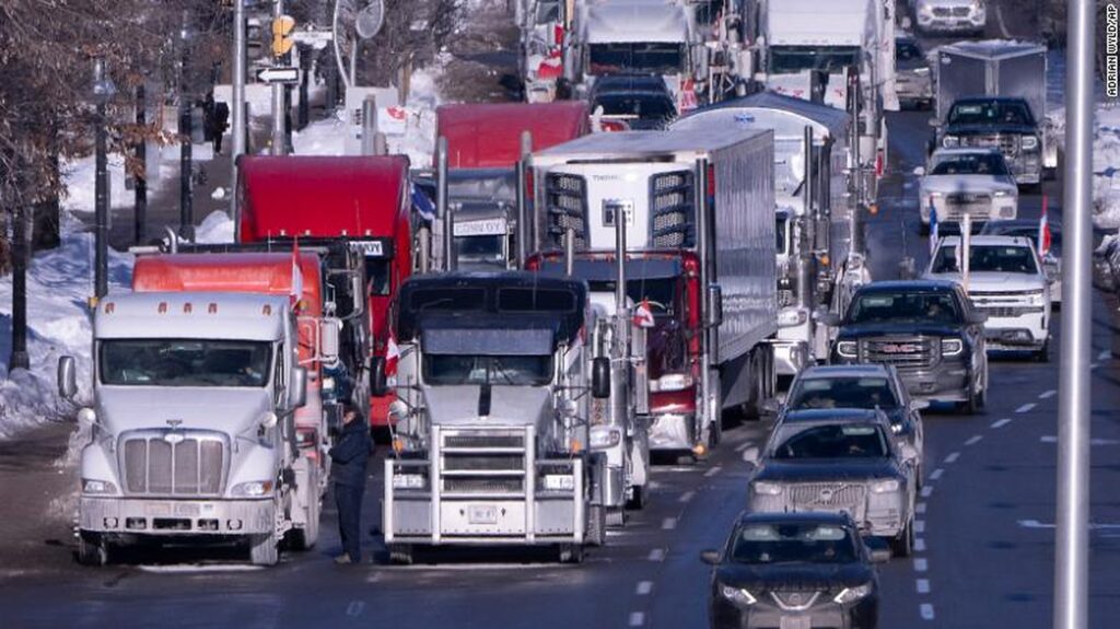 Mai multe camioane ruse și belaruse încearcă să scape de sancțiunile Occidentului la granița cu Polonia