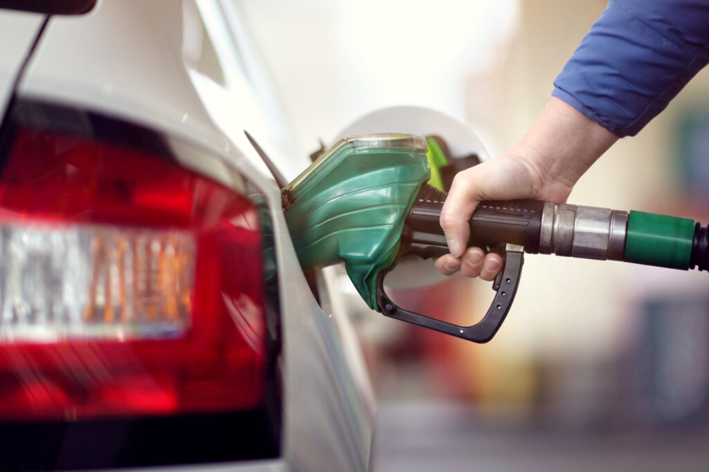 Guvernul a eliminat compensarea cu 50 de bani la carburanți. De când va intra în vigoare decizia