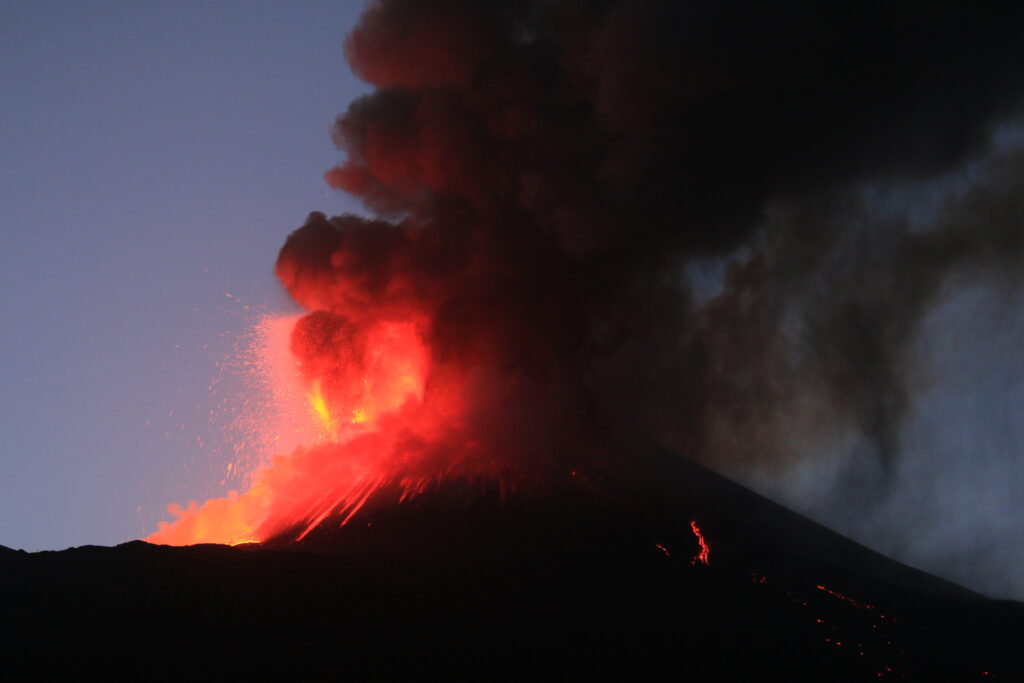 Muntele Etna „s-a trezit”. Un nor de cenușă vulcanică s-a ridicat deasupra Siciliei