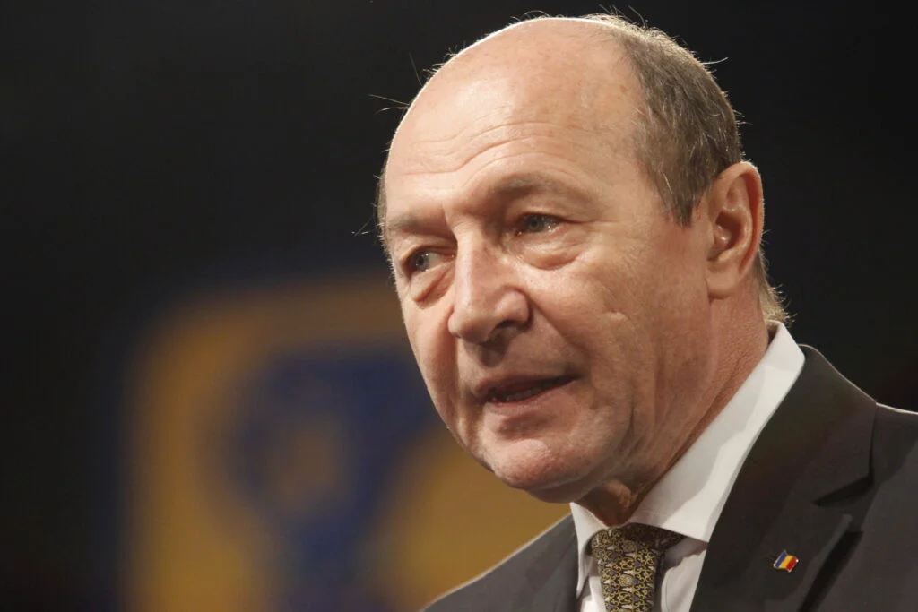 Pasagerul Traian Băsescu. Fostul președinte nu mai stârnește interes nici pe aeroport