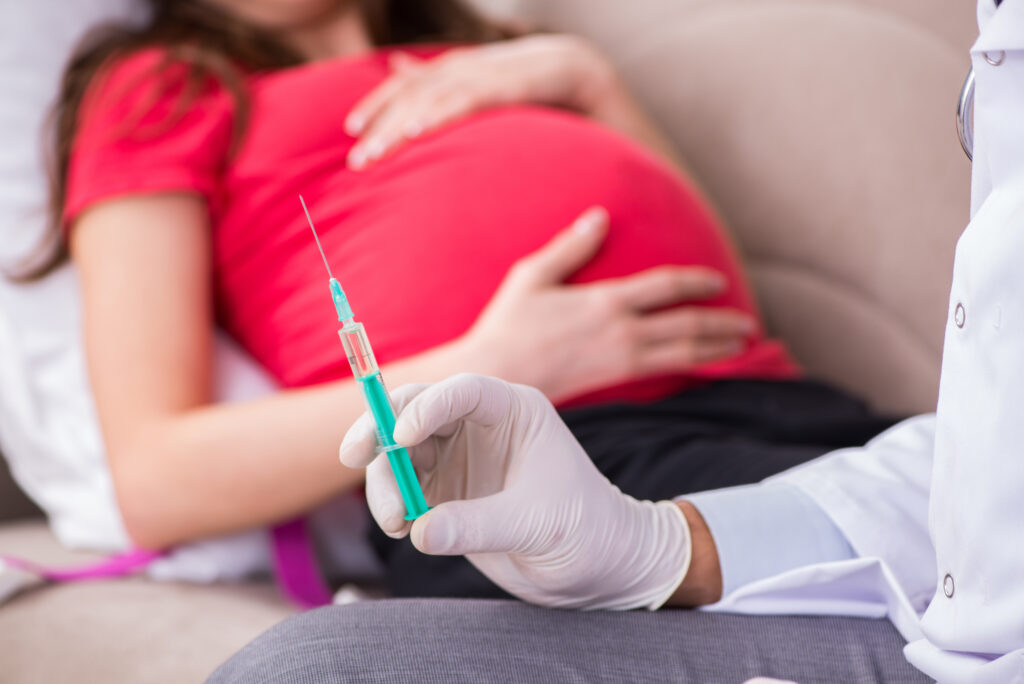 Bebelușii prezintă un risc mai scăzut de spitalizare dacă mamele lor s-au vaccinat în timpul sarcinii