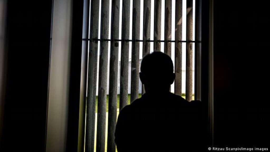 Unul dintre cei mai periculoși infractori din Europa se află într-o închisoare din România. Cum încearcă să scape de condamnare