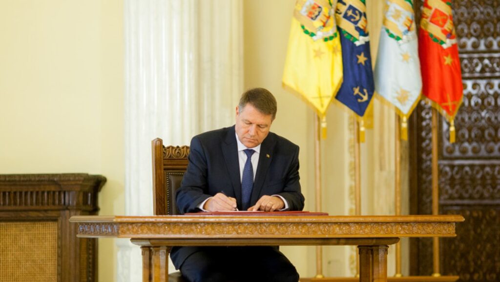 Președintele Klaus Iohannis a promulgat legea care acordă concediu și indemnizație pentru românii care îngrijesc bolnavi de cancer