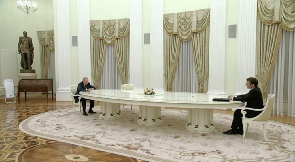 Putin, cinci ore la masă cu Macron. Ce meniu au avut cei doi lideri europeni