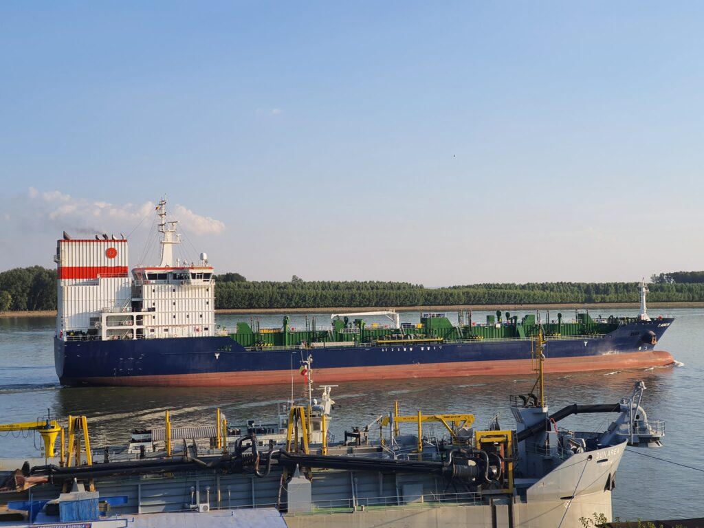 O navă turcească a fost lovită de o bombă, în apropiere de Odesa. Nava se îndrepta spre România