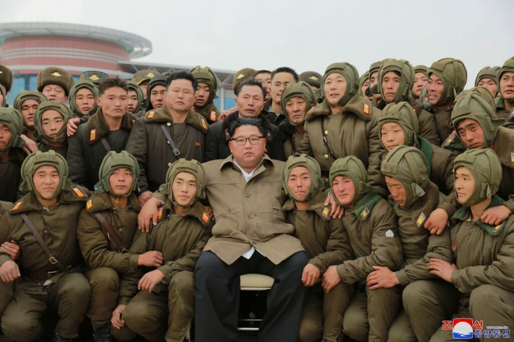 Kim Jong Un se pregătește de război. A vizitat arsenalul nuclear și a tras cu pușca