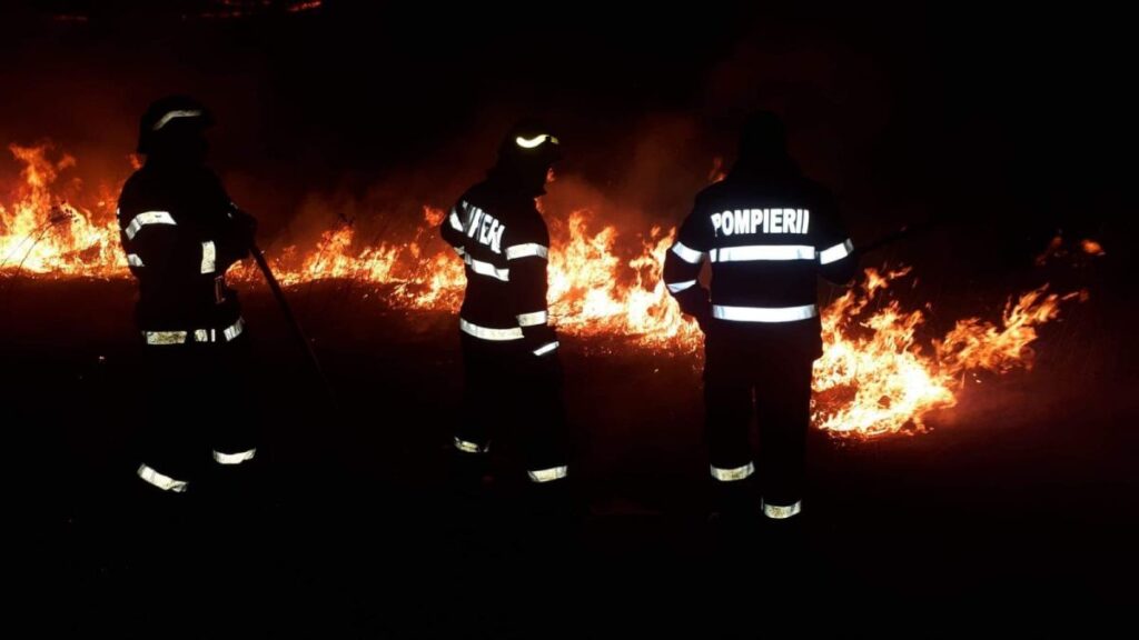 Incendiu puternic în Prahova! Flăcările se extind puternic. Pompierii au intervenit în forță