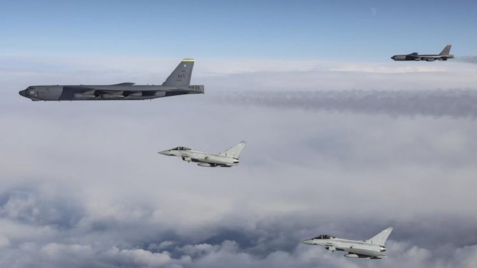 Bombardiere americane B-52 au sosit în Anglia, pe măsură ce tensiunile în Rusia cresc. FOTO