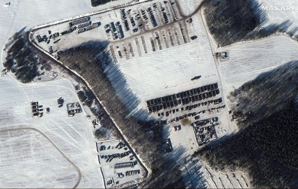 Armata rusă bate la ușă! Noi imagini din satelit. Se află la 50 de kilometri de Ucraina