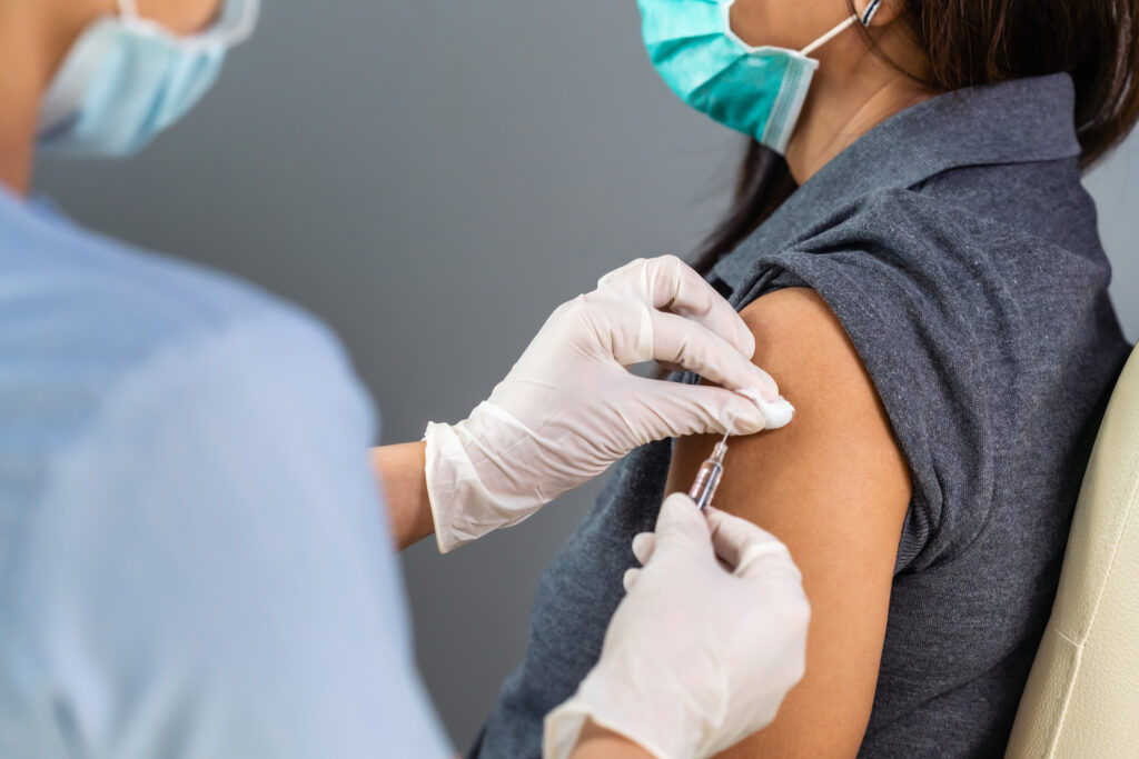 Vaccinuri în lupta cu virozele respiratorii. Se anticipează o toamnă teribilă