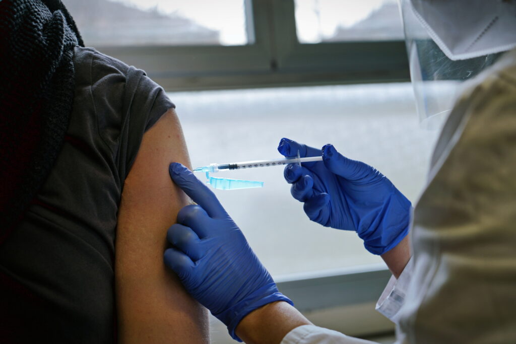 Centrele de vaccinare anti-COVID-19 se vor desființa. Alexandru Rafila: „Puțini cetățeni se mai vaccinează”
