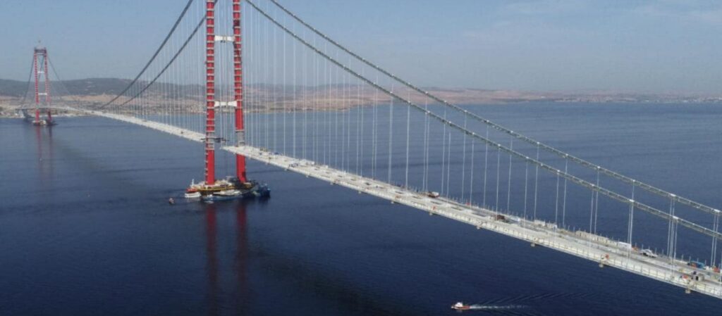 Imagini spectaculoase cu cel mai lung pod suspendat din lume. A costat 2,5 miliarde de euro și a fost construit de 5.000 de muncitori