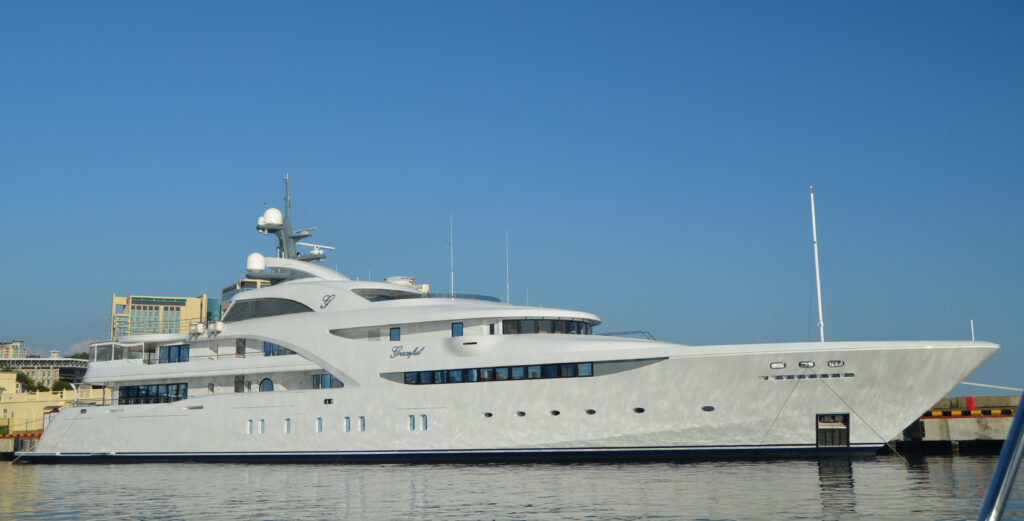 Oligarhii au probleme! Vapoarele de sute de milioane de dolari fug în paradisuri fiscale. Unde s-a ascuns yachtul lui Putin. FOTO