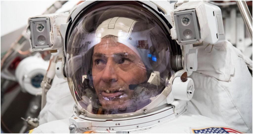 Un astronaut american a fost adus înapoi pe Pământ de ruși. "Am muncit foarte mult, ca un singur echipaj"