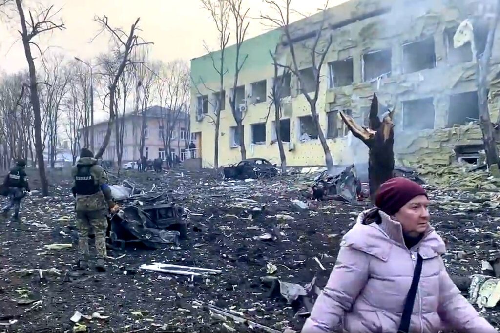 Dezvăluiri din infernul de la Mariupol. Ucrainenii care nu colaborează cu invadatorii ruşi sunt încarcerați, torturați şi executați