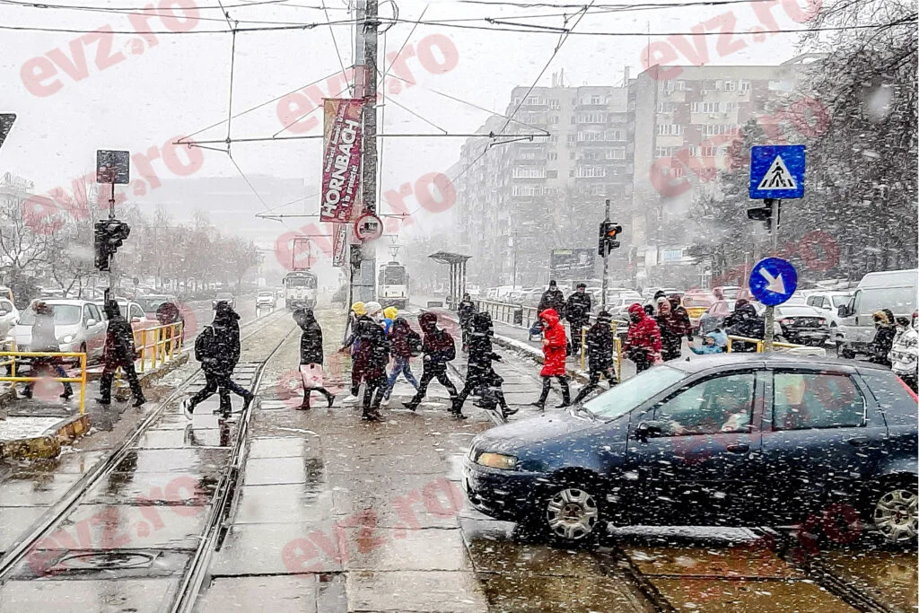 Ninge în București. Utilajele de dezăpezire au fost trimise în mai multe zone din țară