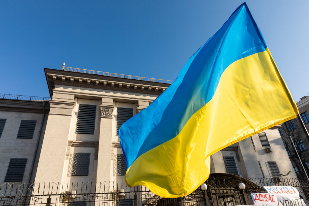 Absurdități în Rusia din cauza culorilor drapelului Ucrainei: persoane reținute și porumbei vânați de polițiști