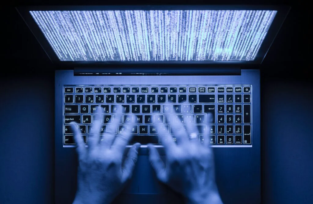 Atac cibernetic asupra clienților unei bănci din România. Au fost anunțați că li se blochează conturile