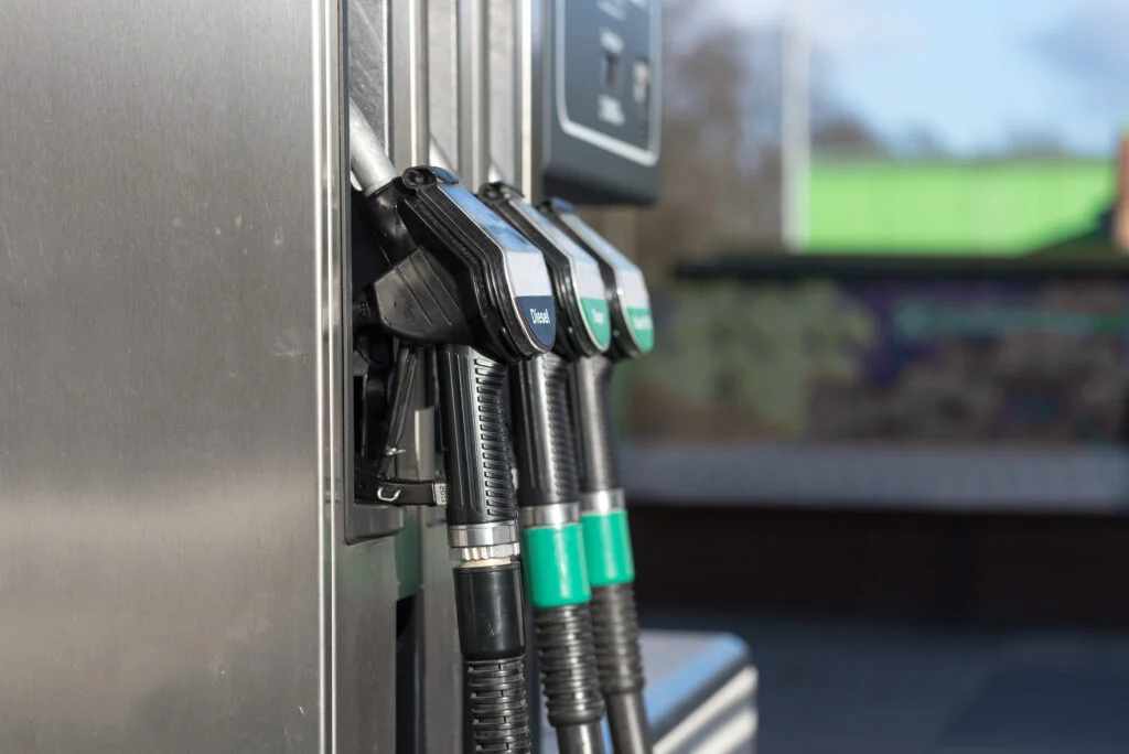 Soluția Guvernului pentru reducerea prețului carburanților. Nicolae Ciucă propune o compensație pentru companii. UPDATE