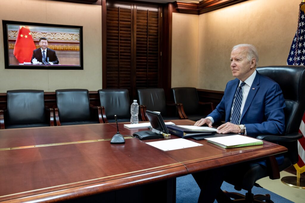Joe Biden amenință China cu consecințe dacă va ajuta Rusia. Beijingul se ferește să rupă relațiile cu Moscova, dar îndeamnă la pace