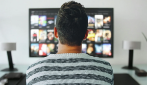 Uitatul la televizor poate crește riscul depresiei