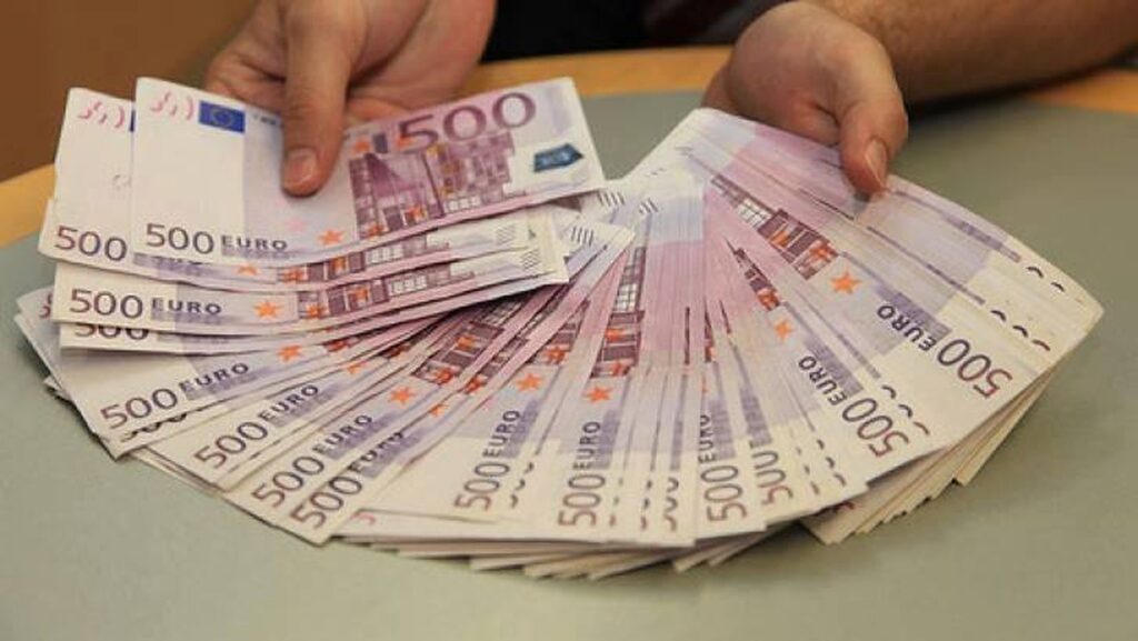 Se retrag masiv banii din bancomate! Euro a explodat pur şi simplu, în plin război. Băncile sunt disperate