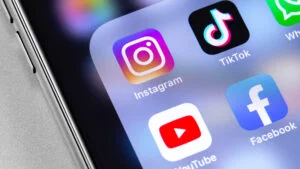 Facebook și TikTok, sursele de informare pentru românii cu salarii sub 3.000 de lei