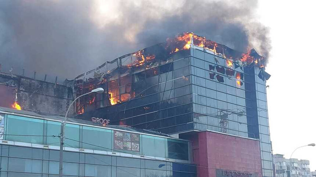 Incediu violent la un mare centru comercial din București, din Calea 13 Septembrie. Locuitorii din zonă au fost evacați