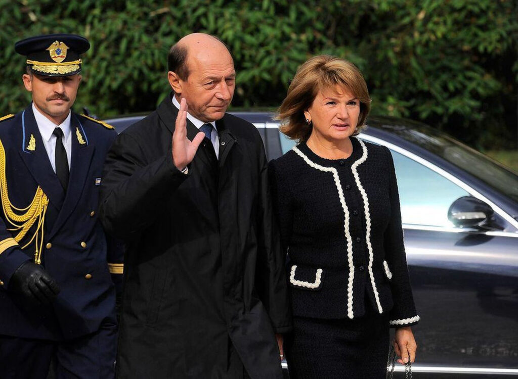 Luxul rafinat, slăbiciunea Mariei Băsescu. Discreta soție a fostului președinte, surprinsă de paparazzi