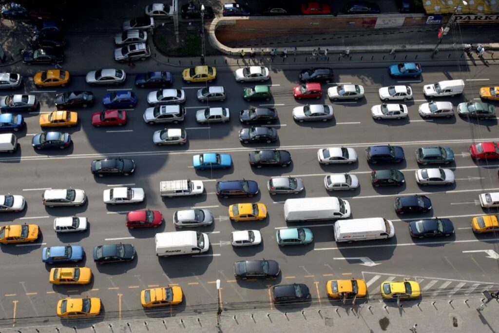 Klaus Iohannis a semnat legea care permite Poliției Rutiere să ridice mașinile parcate neregulamentar