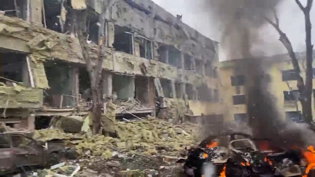 Vladimir Putin face genocid în Ucraina! Rușii au bombardat o maternitate. Mai multe femei au fost ucise iar altele rănite. VIDEO-FOTO