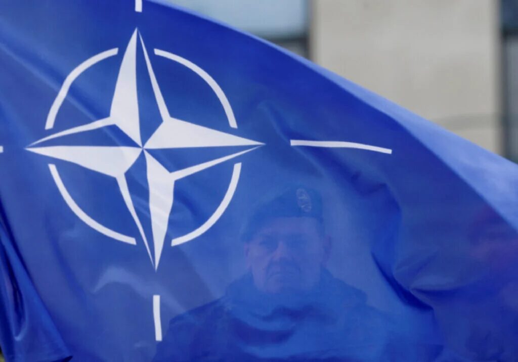 NATO, ce anume prevăd articolele 4 și 5 din tratat