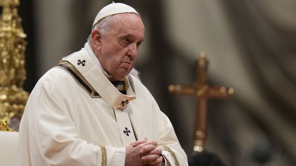 Papa Francisc s-a îmbarcat în avion cu ajutorul unui lift. Suveranul pontif suferă de sciatică și de probleme articulare