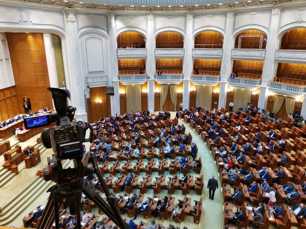 Sfidare în Parlament. Senatul a votat majorarea salariilor demnitarilor