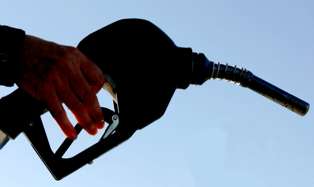 Nivelul accizelor la carburanți nu va fi crescut, în 2023, anunță Ministerul Finanțelor. Cât din prețul benzinei reprezintă taxele