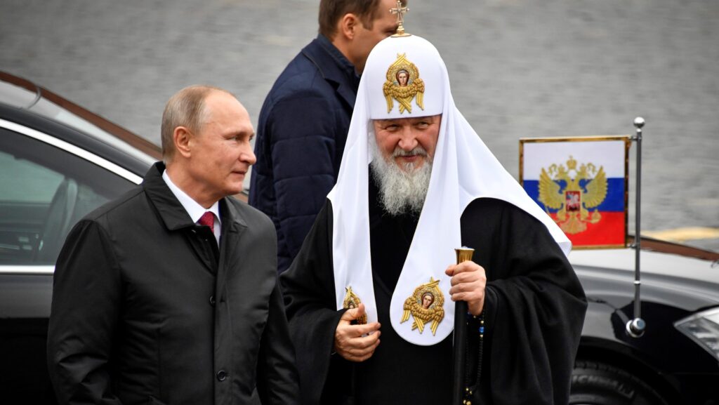 Patriarhul Kiril, capul Bisericii Ortodoxe Ruse, a căzut în timpul slujbei. Incidentul a fost filmat în direct. Video