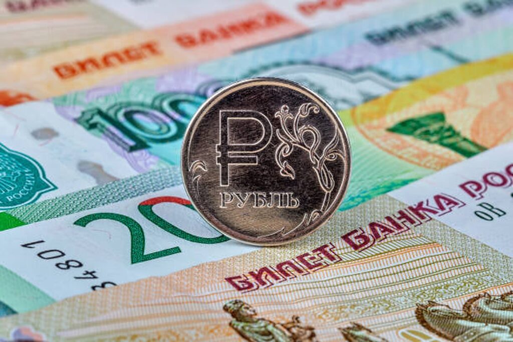 Rubla rusească se stabilizează după șocul suferit. Banca Centrală rusească, noi limitări în privința tranzacțiilor
