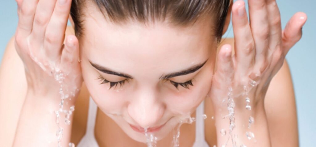 Un medic dermatolog explică care sunt greșelile pe care le facem atunci când ne spălăm pe față