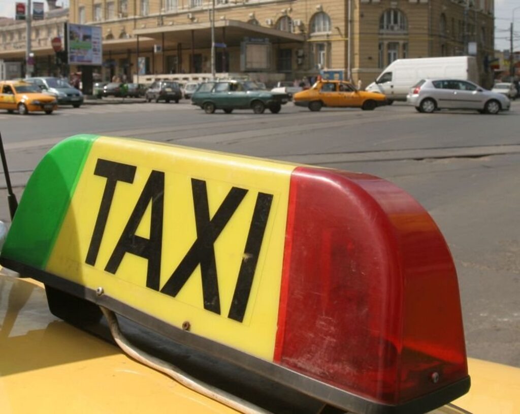 Cât a plătit un bărbat o cursă cu taxiul, după ce a adormit în timpul călătoriei