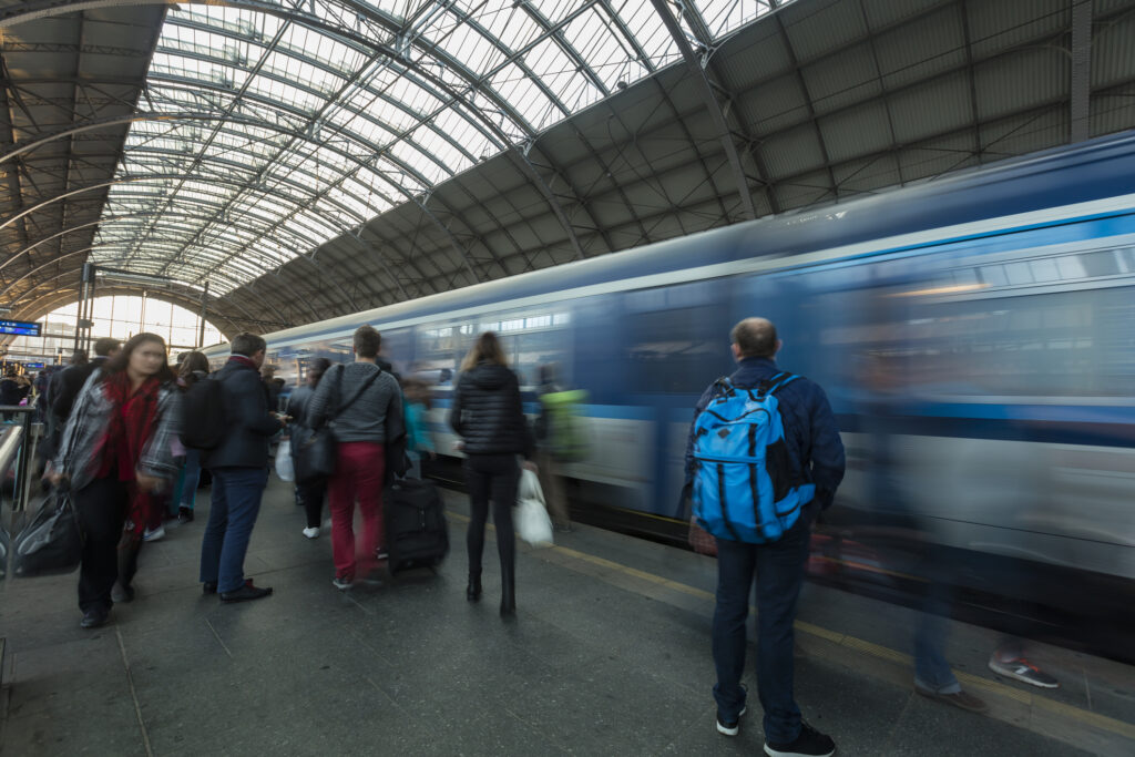 Tinerii de 18 ani vor putea călători gratuit în Europa, cu trenul, până în 2023. Înscrierile se fac până pe 22 aprilie