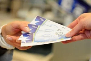 Statul oferă 15.000 de lei tinerilor. Banii îi cheltui doar în România