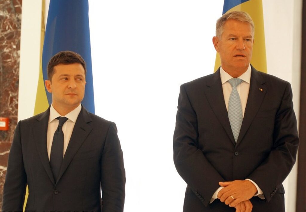 Liderul ucrainean, Volodimir Zelenski anunță că a avut discuții cu președintele Klaus Iohannis. Ce au decis cei doi oficiali