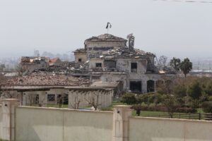 Vedere a unei clădiri deteriorate în urma atacurilor cu rachete din Erbil, Irak, 13 martie 2022.